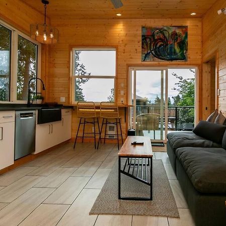 1-Bedroom Knotty Pine Cabin W Sauna & Jacuzzi Sooke Εξωτερικό φωτογραφία