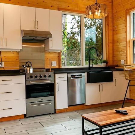 1-Bedroom Knotty Pine Cabin W Sauna & Jacuzzi Sooke Εξωτερικό φωτογραφία