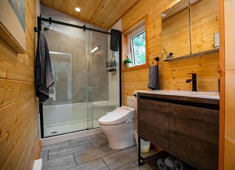 1-Bedroom Knotty Pine Cabin W Sauna & Jacuzzi Sooke Εξωτερικό φωτογραφία