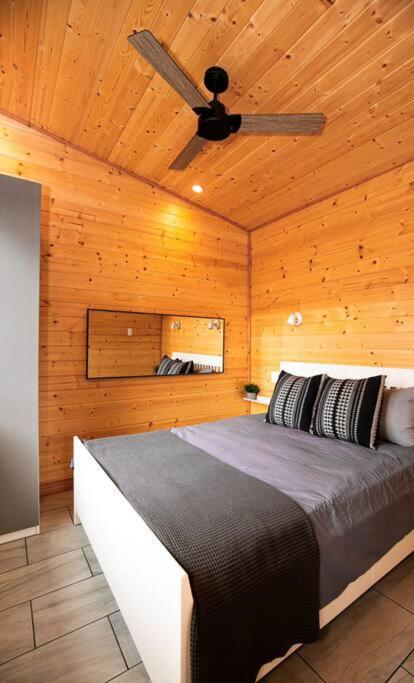 1-Bedroom Knotty Pine Cabin W Sauna & Jacuzzi Sooke Εξωτερικό φωτογραφία