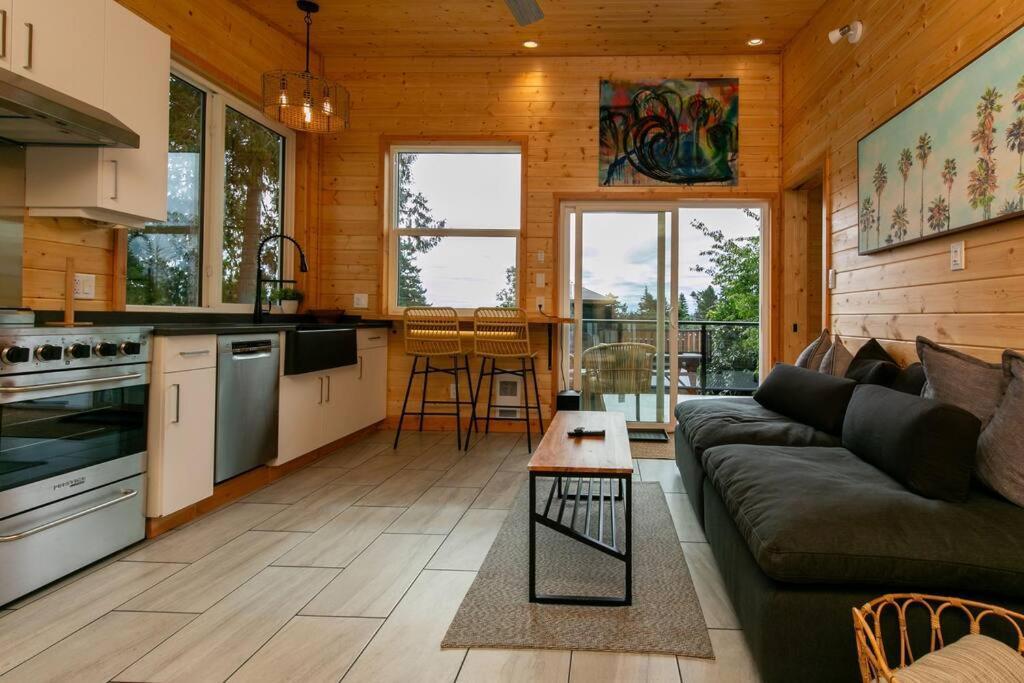 1-Bedroom Knotty Pine Cabin W Sauna & Jacuzzi Sooke Εξωτερικό φωτογραφία