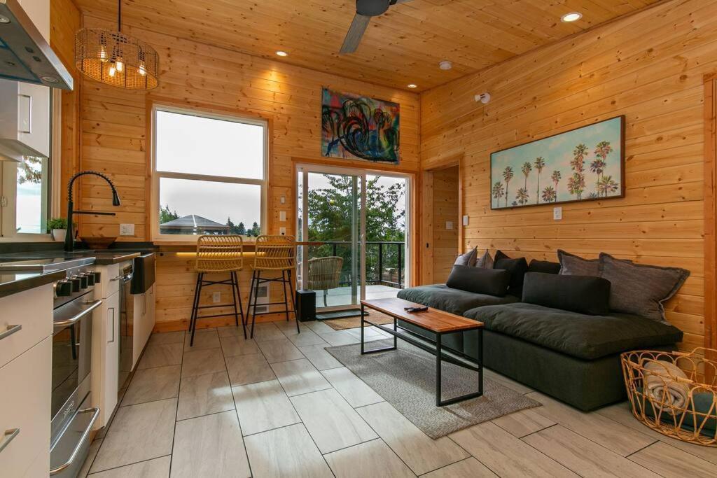 1-Bedroom Knotty Pine Cabin W Sauna & Jacuzzi Sooke Εξωτερικό φωτογραφία