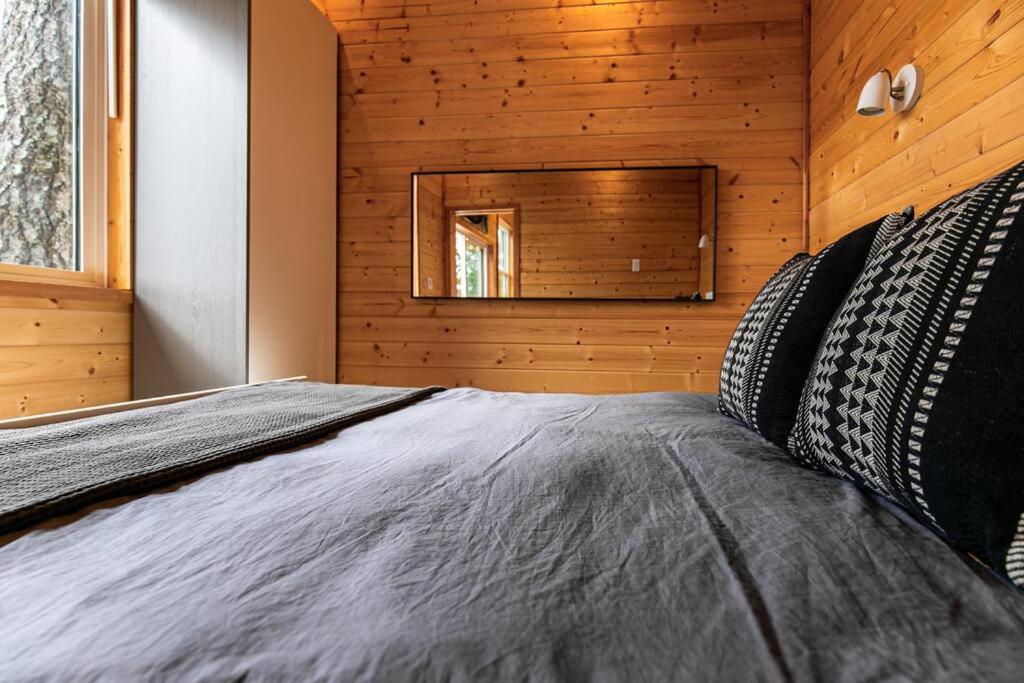 1-Bedroom Knotty Pine Cabin W Sauna & Jacuzzi Sooke Εξωτερικό φωτογραφία