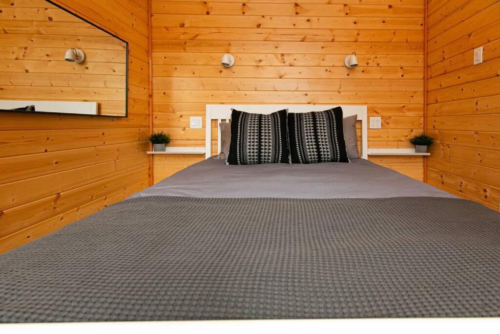 1-Bedroom Knotty Pine Cabin W Sauna & Jacuzzi Sooke Εξωτερικό φωτογραφία