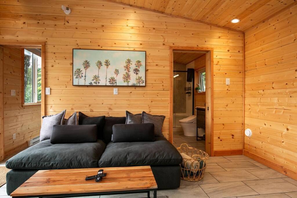 1-Bedroom Knotty Pine Cabin W Sauna & Jacuzzi Sooke Εξωτερικό φωτογραφία