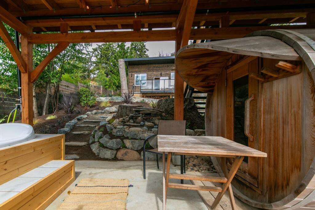 1-Bedroom Knotty Pine Cabin W Sauna & Jacuzzi Sooke Εξωτερικό φωτογραφία
