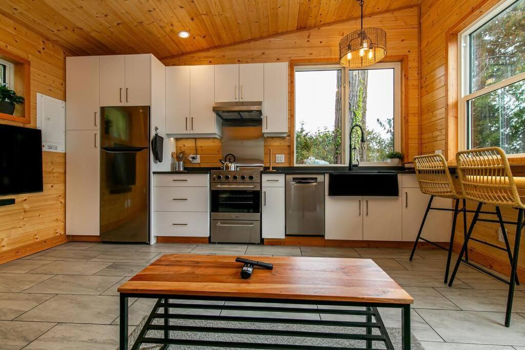 1-Bedroom Knotty Pine Cabin W Sauna & Jacuzzi Sooke Εξωτερικό φωτογραφία