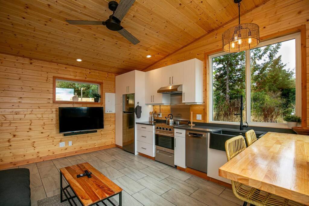 1-Bedroom Knotty Pine Cabin W Sauna & Jacuzzi Sooke Εξωτερικό φωτογραφία