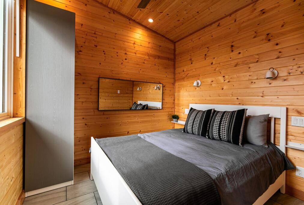 1-Bedroom Knotty Pine Cabin W Sauna & Jacuzzi Sooke Εξωτερικό φωτογραφία