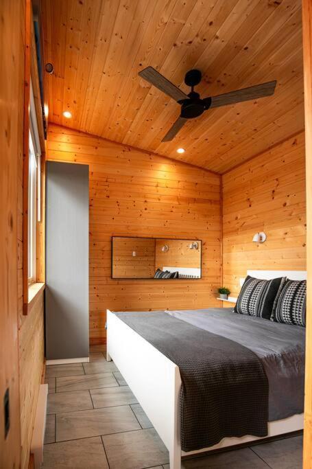 1-Bedroom Knotty Pine Cabin W Sauna & Jacuzzi Sooke Εξωτερικό φωτογραφία