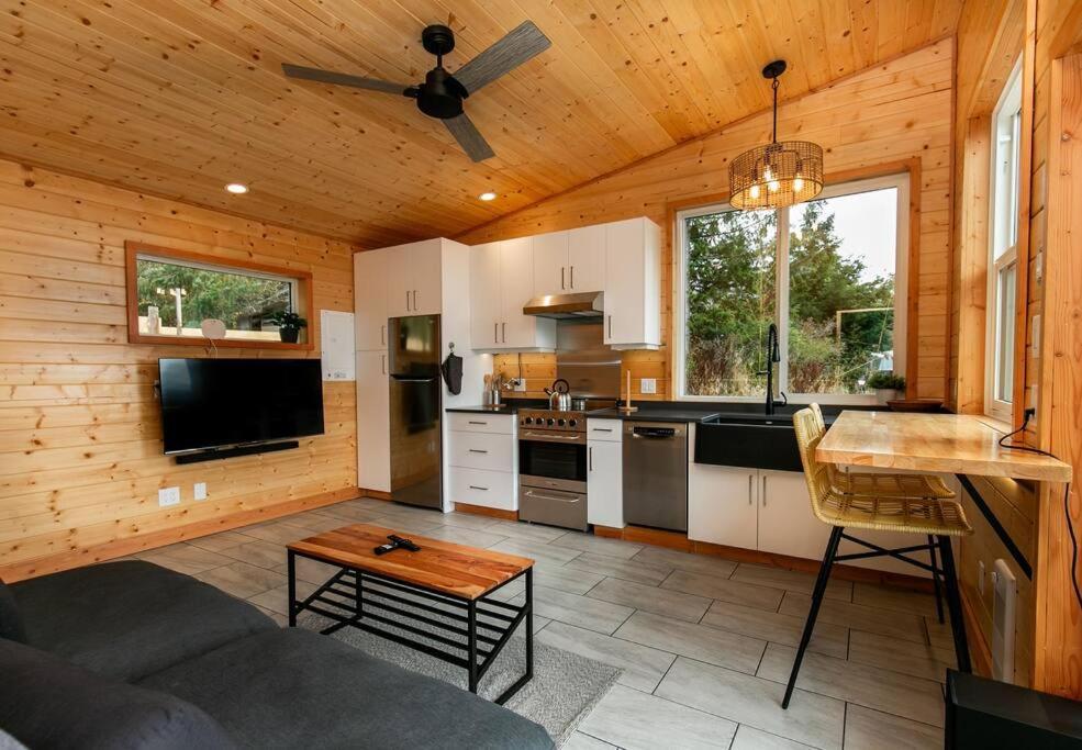 1-Bedroom Knotty Pine Cabin W Sauna & Jacuzzi Sooke Εξωτερικό φωτογραφία