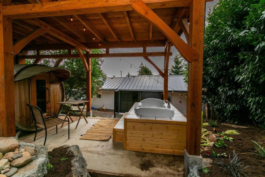 1-Bedroom Knotty Pine Cabin W Sauna & Jacuzzi Sooke Εξωτερικό φωτογραφία