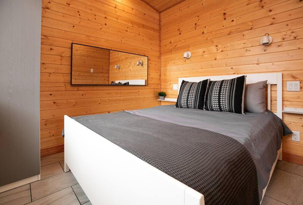 1-Bedroom Knotty Pine Cabin W Sauna & Jacuzzi Sooke Εξωτερικό φωτογραφία