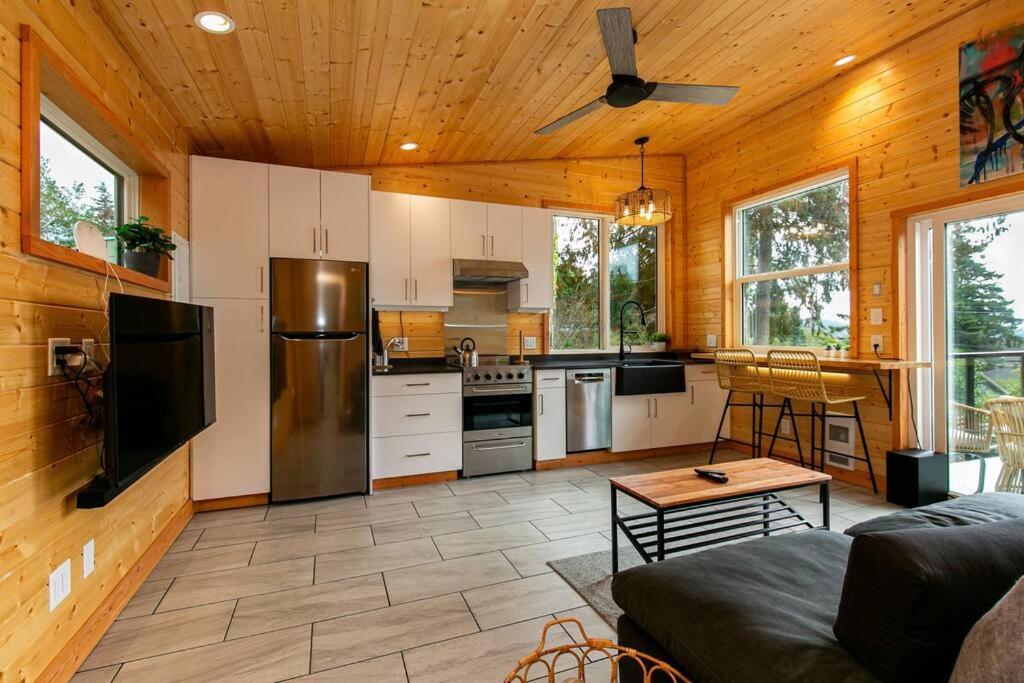 1-Bedroom Knotty Pine Cabin W Sauna & Jacuzzi Sooke Εξωτερικό φωτογραφία