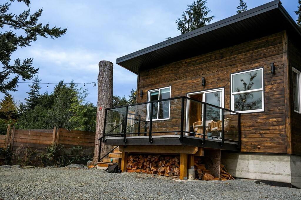 1-Bedroom Knotty Pine Cabin W Sauna & Jacuzzi Sooke Εξωτερικό φωτογραφία