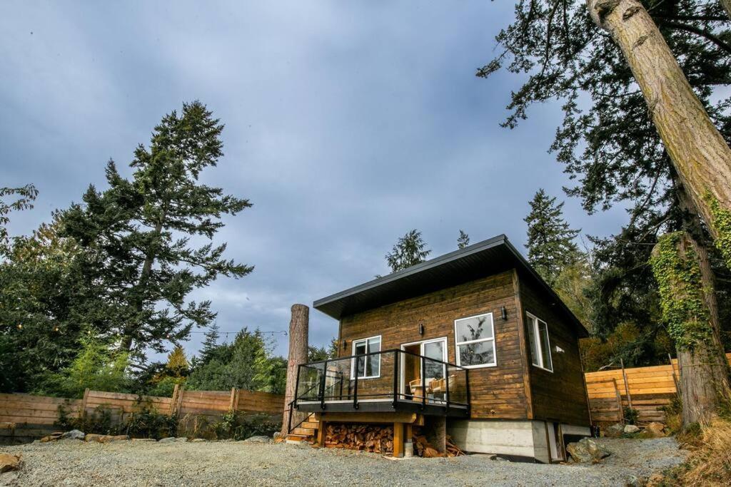 1-Bedroom Knotty Pine Cabin W Sauna & Jacuzzi Sooke Εξωτερικό φωτογραφία