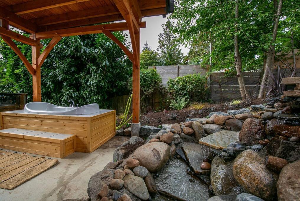 1-Bedroom Knotty Pine Cabin W Sauna & Jacuzzi Sooke Εξωτερικό φωτογραφία