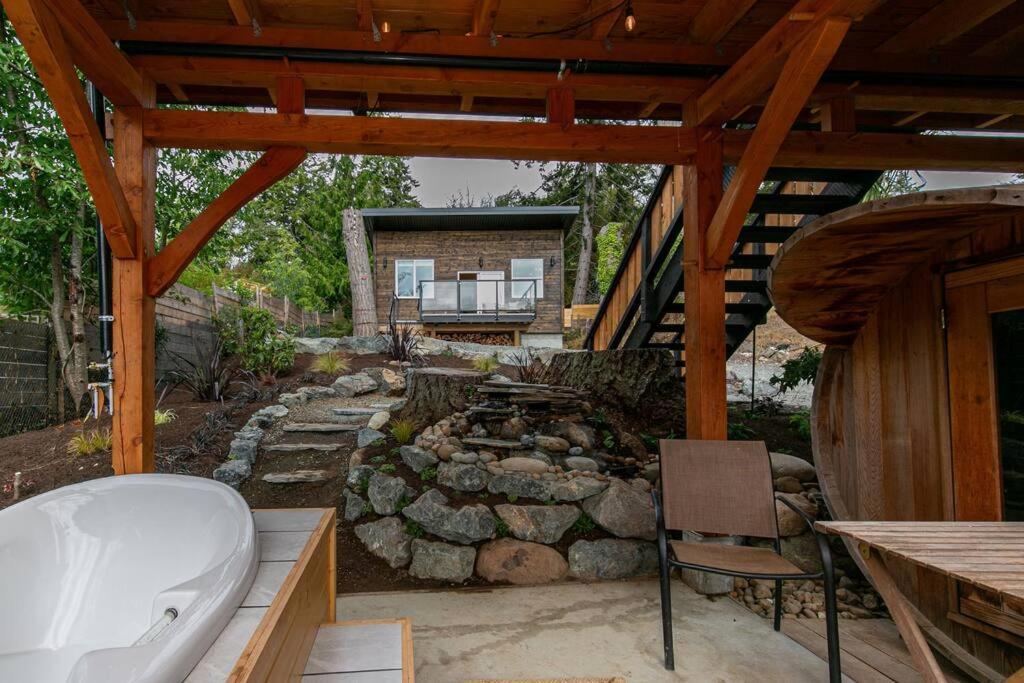 1-Bedroom Knotty Pine Cabin W Sauna & Jacuzzi Sooke Εξωτερικό φωτογραφία