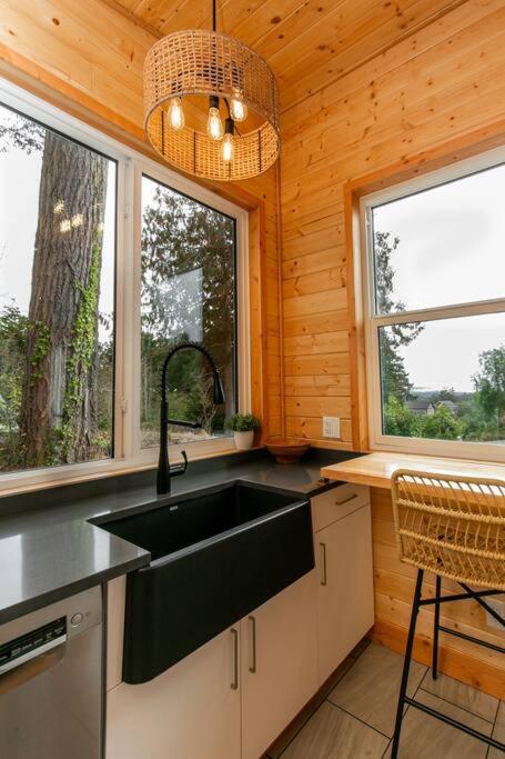 1-Bedroom Knotty Pine Cabin W Sauna & Jacuzzi Sooke Εξωτερικό φωτογραφία