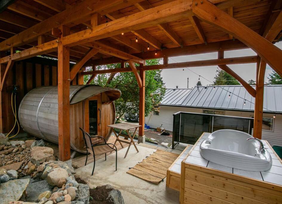 1-Bedroom Knotty Pine Cabin W Sauna & Jacuzzi Sooke Εξωτερικό φωτογραφία