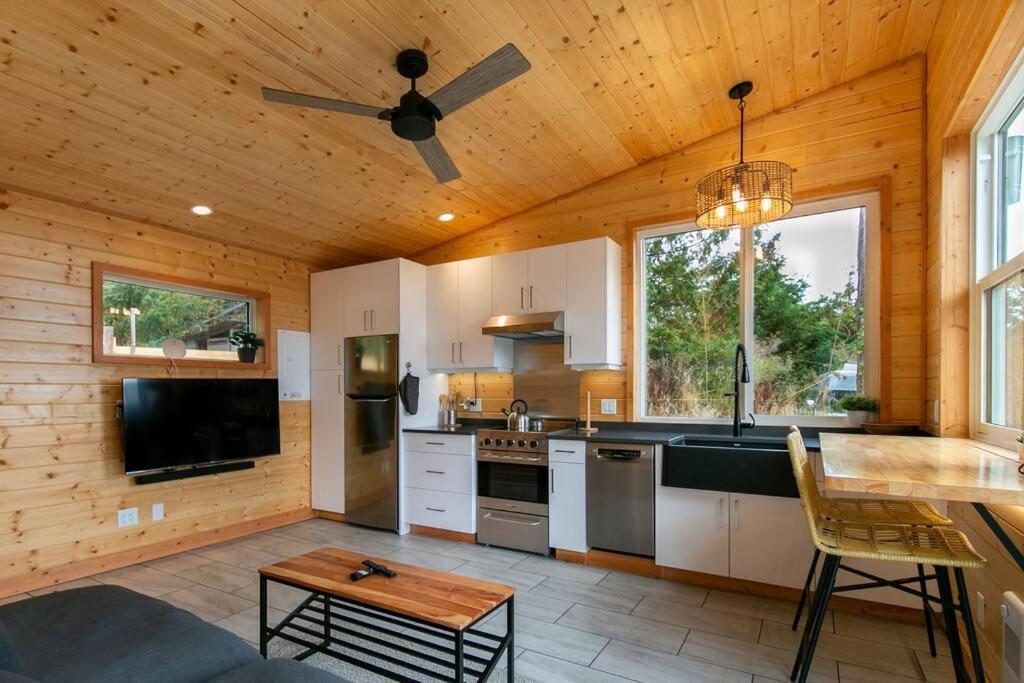 1-Bedroom Knotty Pine Cabin W Sauna & Jacuzzi Sooke Εξωτερικό φωτογραφία