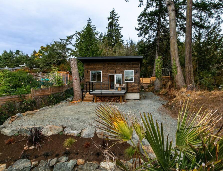 1-Bedroom Knotty Pine Cabin W Sauna & Jacuzzi Sooke Εξωτερικό φωτογραφία