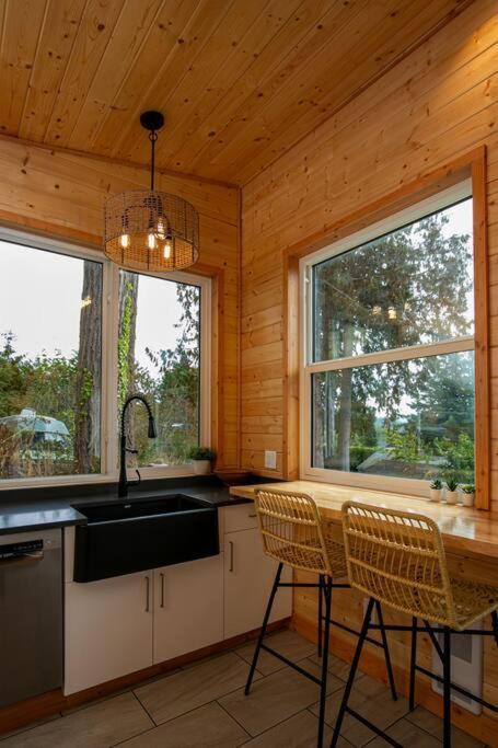 1-Bedroom Knotty Pine Cabin W Sauna & Jacuzzi Sooke Εξωτερικό φωτογραφία