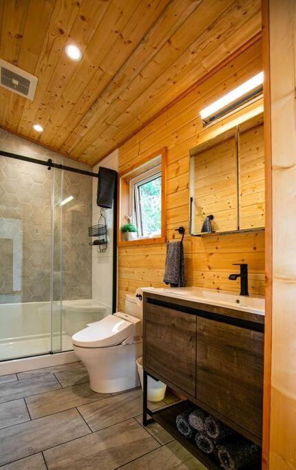 1-Bedroom Knotty Pine Cabin W Sauna & Jacuzzi Sooke Εξωτερικό φωτογραφία