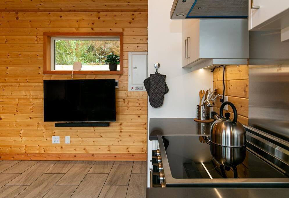 1-Bedroom Knotty Pine Cabin W Sauna & Jacuzzi Sooke Εξωτερικό φωτογραφία