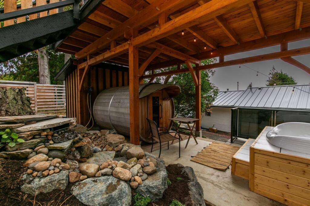 1-Bedroom Knotty Pine Cabin W Sauna & Jacuzzi Sooke Εξωτερικό φωτογραφία